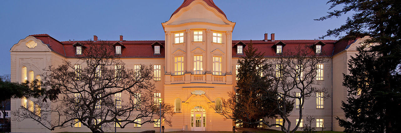 Deutsches Rotes Kreuz DRK, Gebaeude / Architektur / Immobilien, DRK Generalsekretariat Berlin Lichterfelde, ehemaliges Rittberg-, Aussenansichten, Rittberghaus, Rittberg-Haus, Eingang, Vorderansicht, Dämmerung, Mittelrisalit